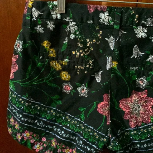 Pretty black floral everyday shorts size 4 - Picture 6 of 9